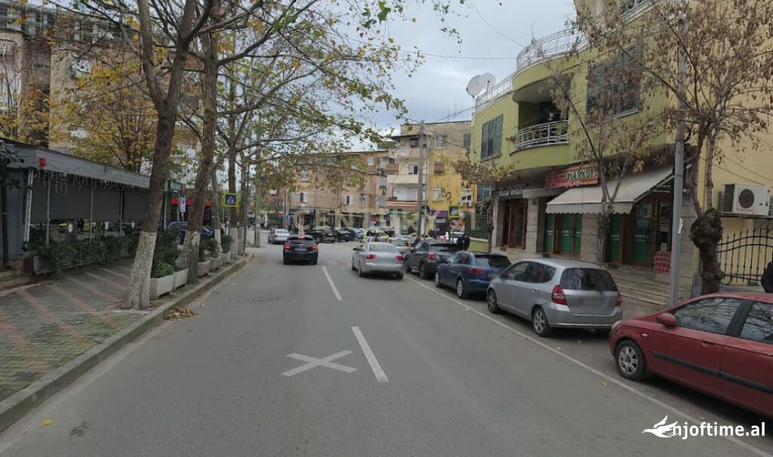 AMBIENT KOMERCIAL PER SHITJE NE MINE PEZA