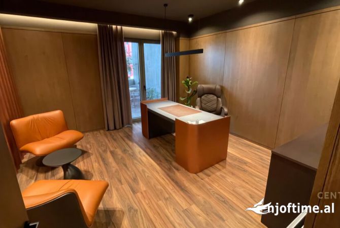 Ambiente Commerciale in Vendita 3+1 a Tirana - 530,000 Euro