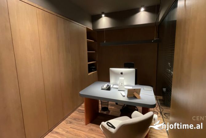 Ambiente Commerciale in Vendita 3+1 a Tirana - 530,000 Euro