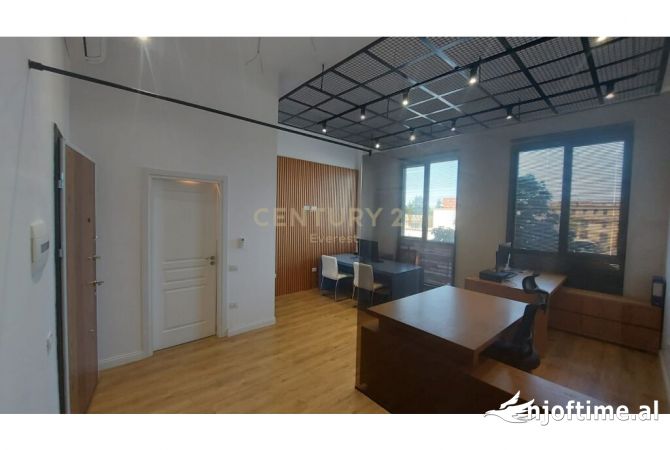 Ambiente Commerciale in Vendita 3+1 a Tirana - 130,000 Euro