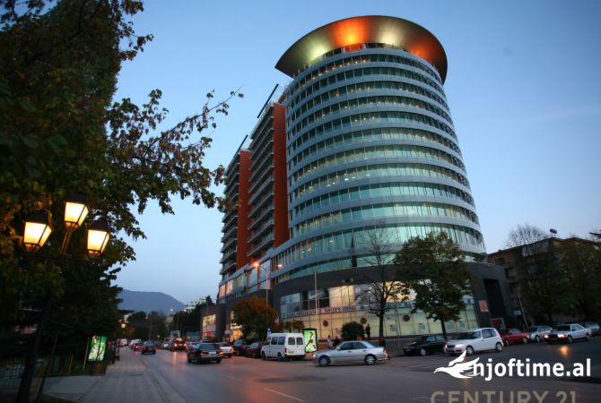 Ambiente Commerciale in Affitto 3+1 a Tirana - 13,160 Euro