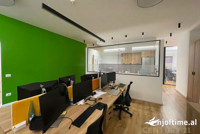 Ambiente Commerciale in Affitto 3+1 a Tirana - 3,500 Euro