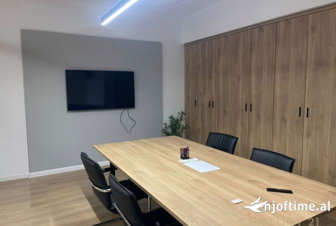 Ambiente Commerciale in Affitto 3+1 a Tirana - 3,500 Euro