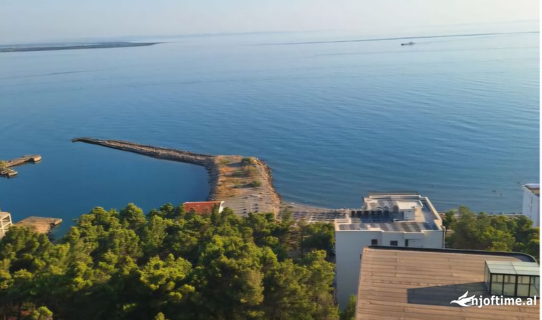 Shtepi ne shitje Penthose(kati i fundit panoramik) ne Lezhe, 1+1, Mobilimi Bosh, pa mobiluar, Pagesa 1,200,000  Euro.