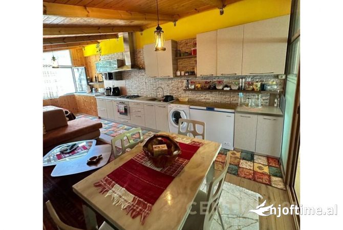 Shtepi ne shitje Penthose(kati i fundit panoramik) ne Lezhe, 3+1, Mobilimi E mobiluar, Pagesa 266,000  Euro.