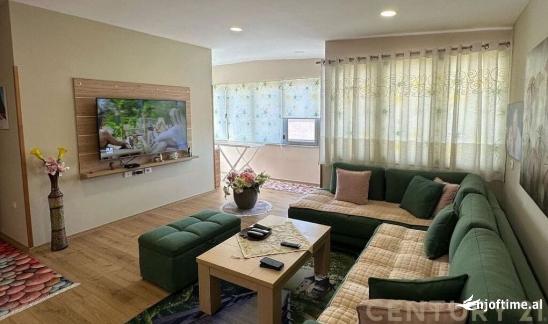 Shtepi ne shitje Penthose(kati i fundit panoramik) ne Lezhe, 3+1, Mobilimi E mobiluar, Pagesa 266,000  Euro.