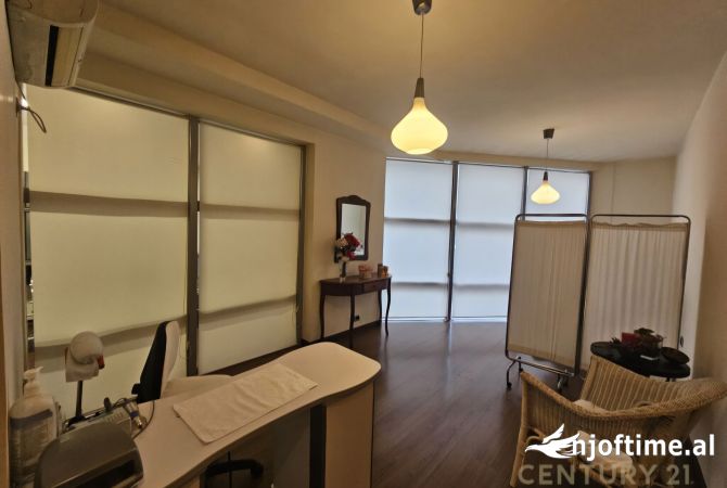 Ambiente Commerciale in Affitto 3+1 a Tirana - 1,000 Euro