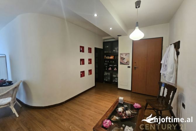 Ambiente Commerciale in Affitto 3+1 a Tirana - 1,000 Euro