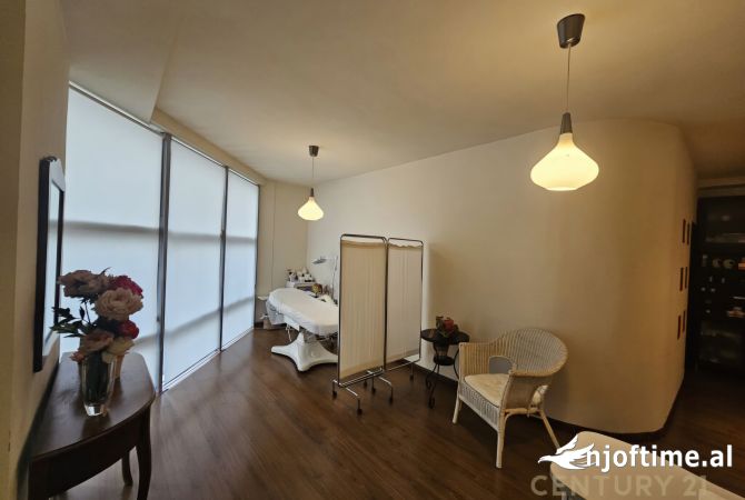 Ambiente Commerciale in Affitto 3+1 a Tirana - 1,000 Euro