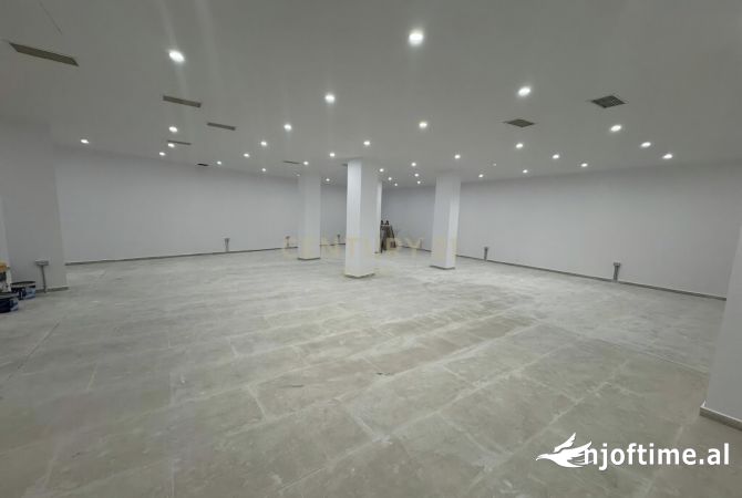 Ambiente Commerciale in Vendita 3+1 a Tirana - 240,000 Euro