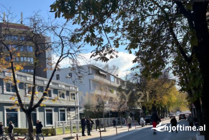 Ambiente Commerciale in Vendita 3+1 a Tirana - 240,000 Euro