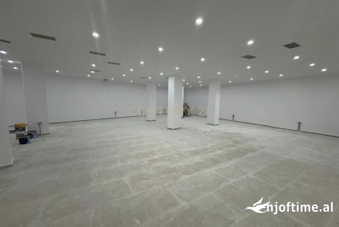 Ambiente Commerciale in Vendita 3+1 a Tirana - 240,000 Euro