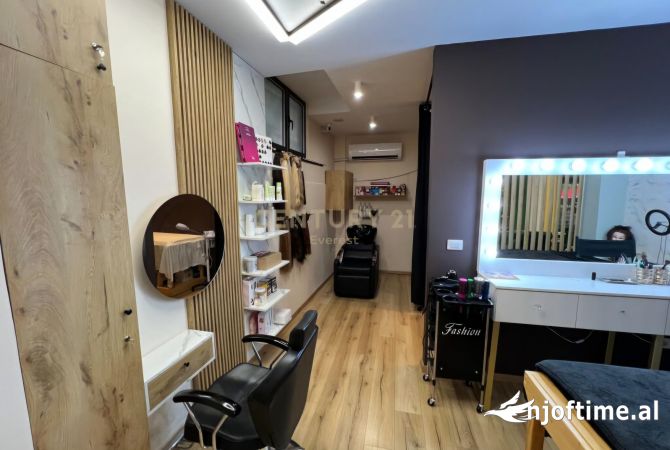 Ambiente Commerciale in Vendita 3+1 a Tirana - 15,000 Euro