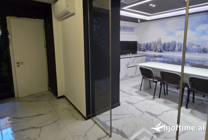 Ambiente Commerciale in Affitto 1+1 a Tirana - 950 Euro