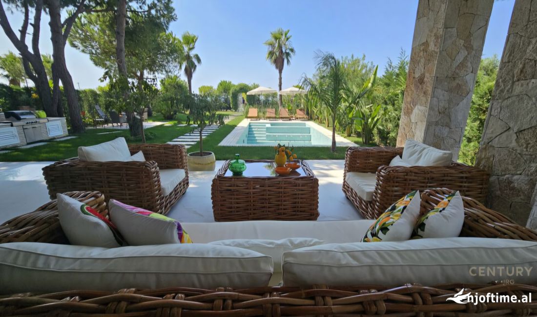 Shtepi ne shitje Vila Luksoze ne Durres, 7+1, Mobilimi E mobiluar, Pagesa 2,600,000  Euro.