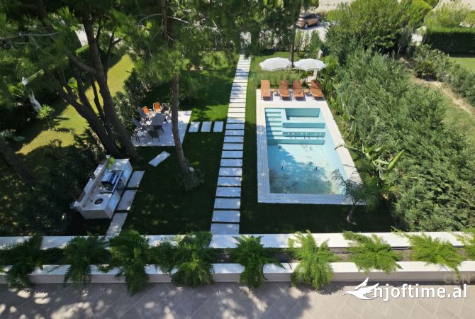 Shtepi ne shitje Vila Luksoze ne Durres, 7+1, Mobilimi E mobiluar, Pagesa 2,600,000  Euro.