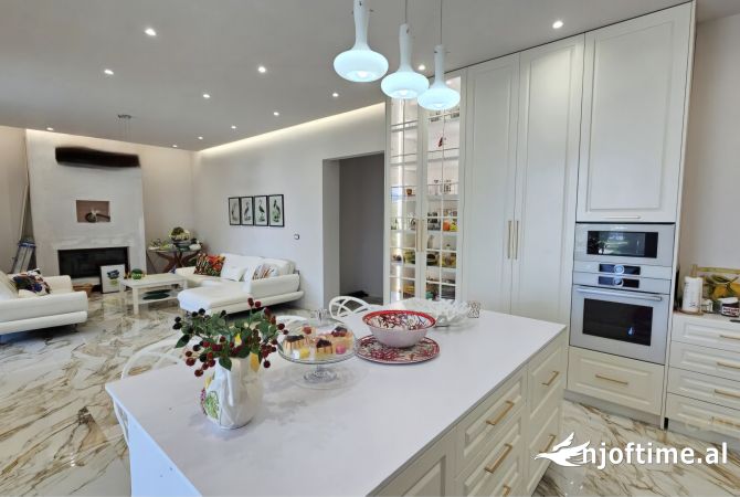 Shtepi ne shitje Vila Luksoze ne Durres, 7+1, Mobilimi E mobiluar, Pagesa 2,600,000  Euro.