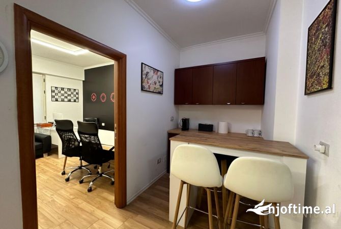 Ambiente Commerciale in Affitto 3+1 a Tirana - 1,000 Euro