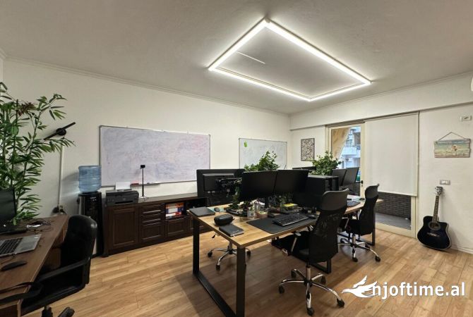 Ambiente Commerciale in Affitto 3+1 a Tirana - 1,000 Euro