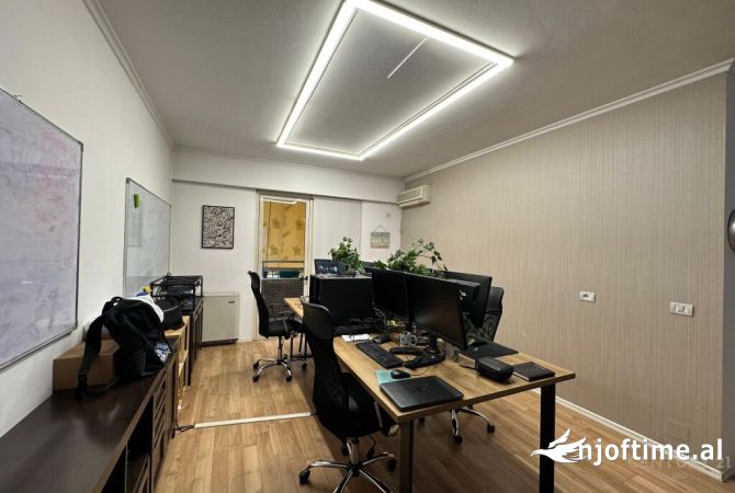 Ambiente Commerciale in Affitto 3+1 a Tirana - 1,000 Euro