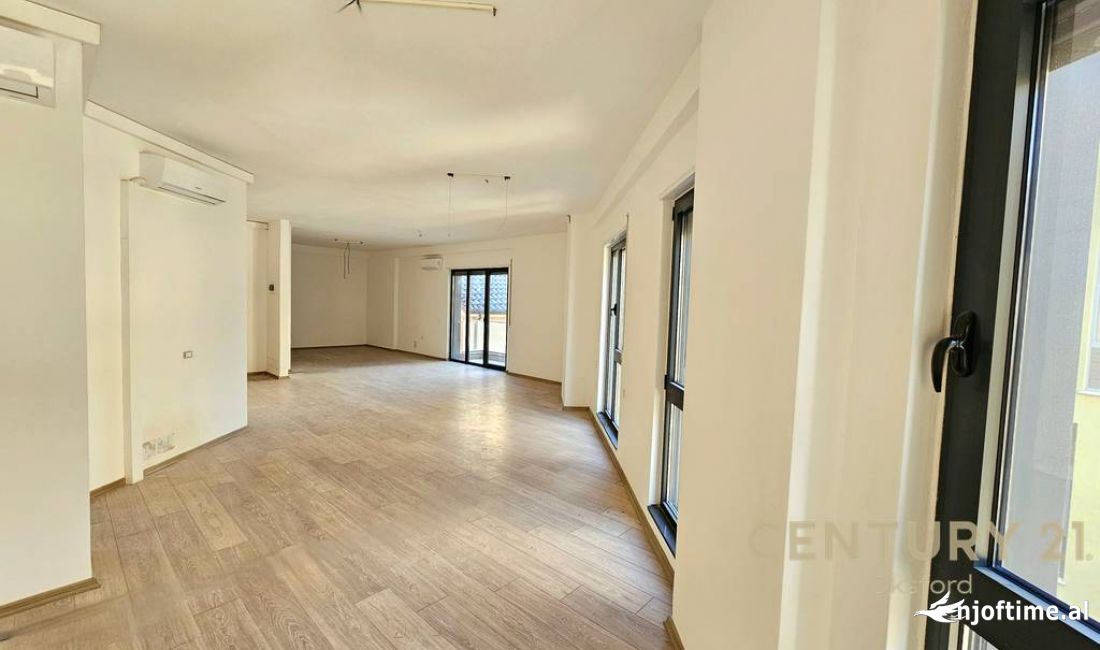 ✨ Jepet me qira ambient komercial open space prane qendres – Rruga Barrikadave !!!