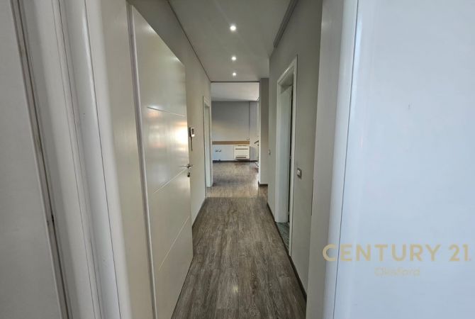 JEPET ME QIRA PER ZYRA DY KATE TE NJE GODINE TEK 21 DHJETORI !