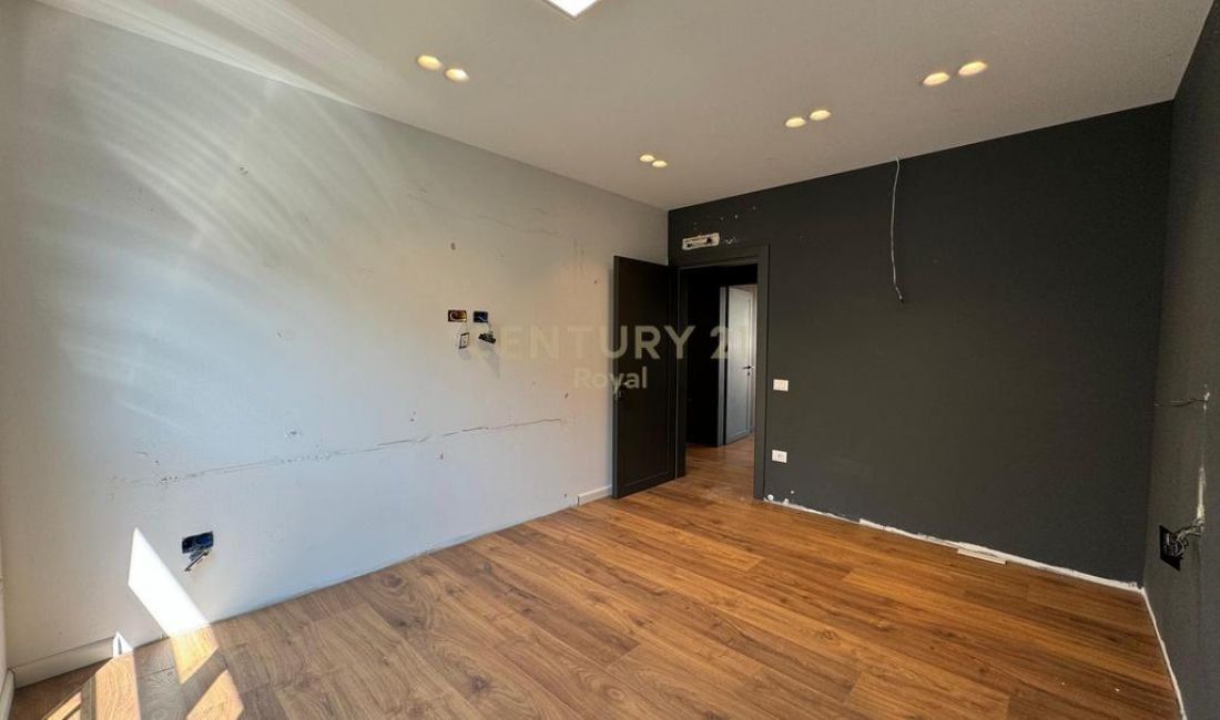 Shtepi ne shitje Apartament ne Tirane, 2+1, Mobilimi Bosh, pa mobiluar, Pagesa 350,000  Euro.