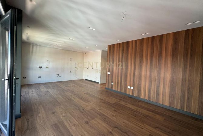 Shtepi ne shitje Apartament ne Tirane, 2+1, Mobilimi Bosh, pa mobiluar, Pagesa 350,000  Euro.