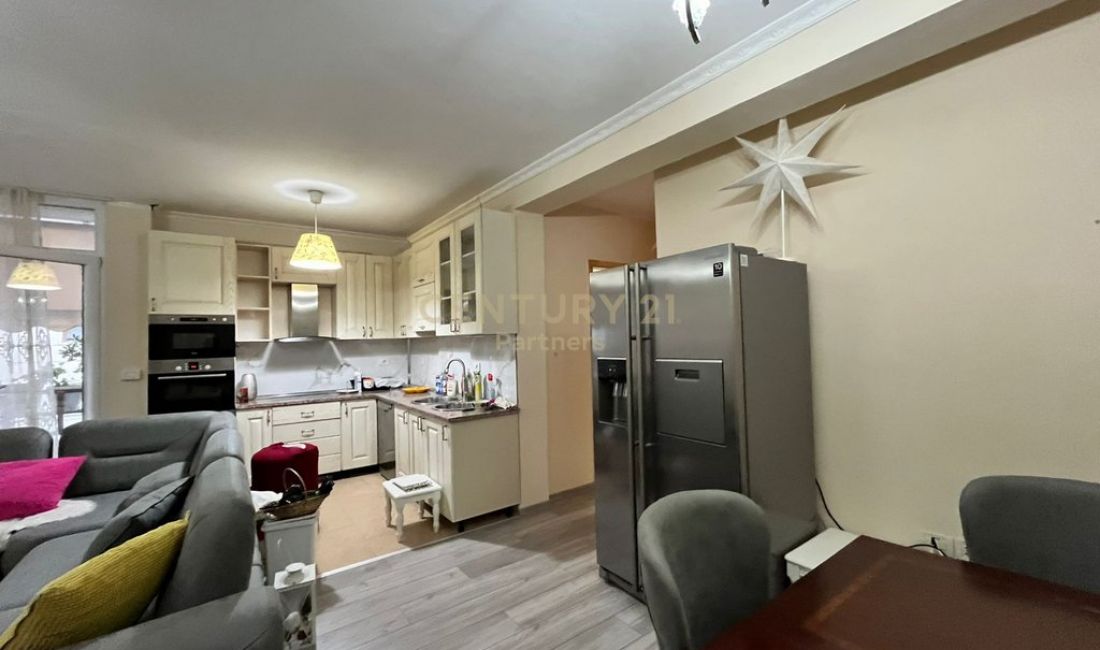 Shtepi ne shitje Apartament ne Tirane, 2+1, Mobilimi E mobiluar, Pagesa 180,000  Euro.