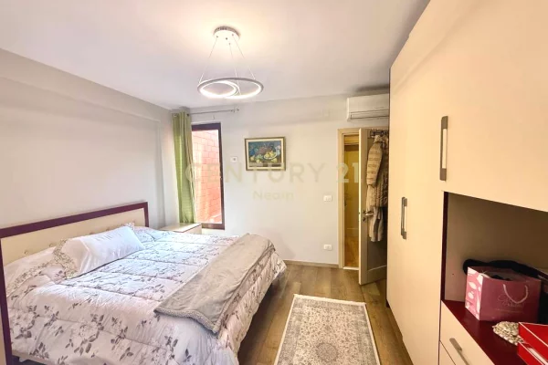 Shtepi ne shitje Apartament ne Tirane, 3+1, Mobilimi E mobiluar, Pagesa 330,000  Euro.