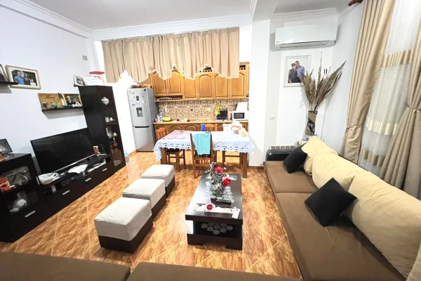 Shtepi ne shitje Vila Luksoze ne Tirane, 3+1, Mobilimi E mobiluar, Pagesa 400,000  Euro.