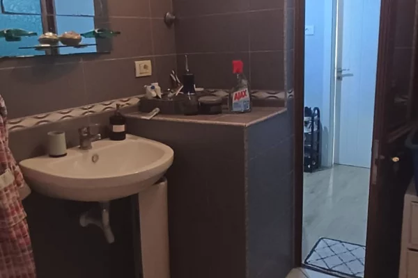 Shtepi ne shitje Apartament ne Tirane, 1+1, Mobilimi E mobiluar, Pagesa 87,000  Euro.