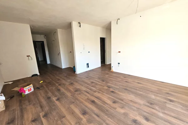 Porcelan,prane klanit shitet apartament 2+1+2 tualete (97.5 m2) 160,000 euro