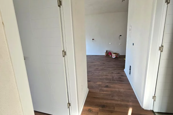 Shtepi ne shitje Apartament ne Tirane, 2+1, Mobilimi Bosh, pa mobiluar, Pagesa 160,000  Euro.