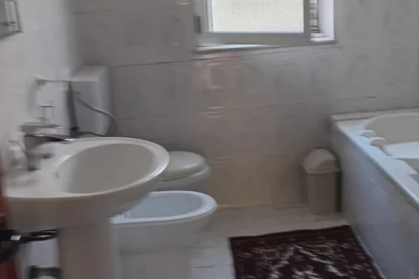 Shtepi me qera Apartament ne Tirane, 2+1, Mobilimi E mobiluar, Pagesa 40,000  Leke.