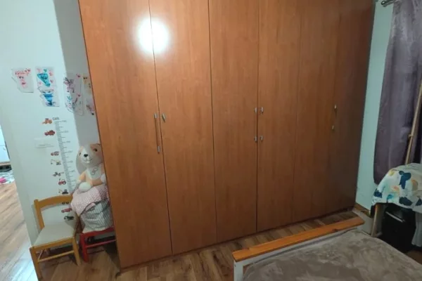 Shtepi ne shitje Apartament ne Tirane, 2+1, Mobilimi E mobiluar, Pagesa 16,500,000  Leke.