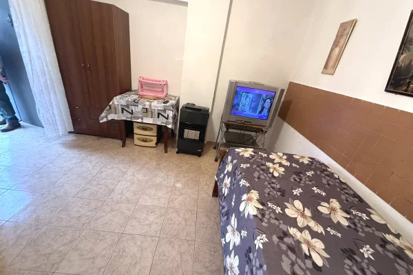Shtepi me qera Apartament ne Tirane, Garsoniere, Mobilimi E mobiluar, Pagesa 25,000  Leke.