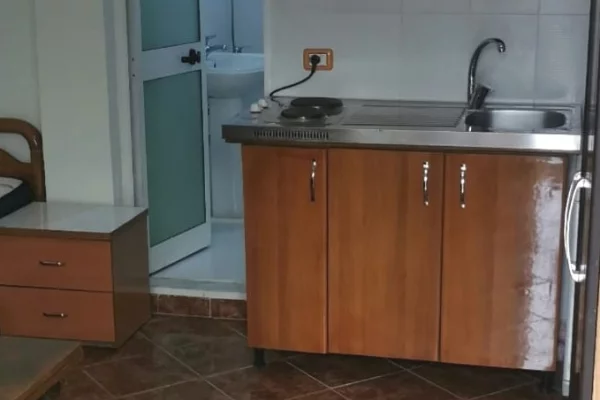 Shtepi me qera Apartament ne Tirane, Garsoniere, Mobilimi E mobiluar, Pagesa 23,000  Leke.