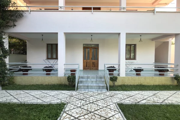 Shtepi me qera 2+1 ne Tirane - 60,000 Leke