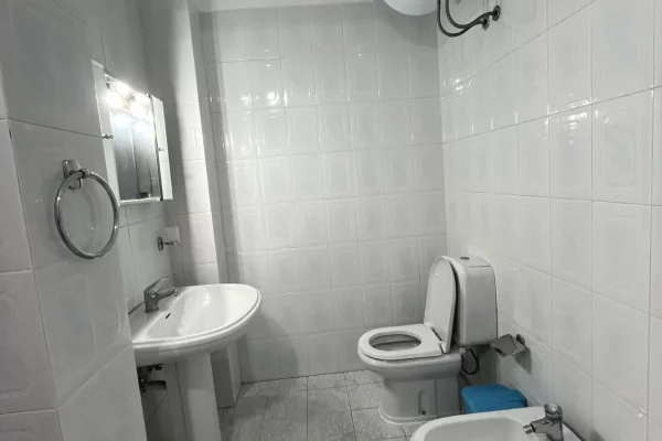 Shtepi me qera Shtepi Private ne Tirane, 2+1, Mobilimi E mobiluar, Pagesa 60,000  Leke.