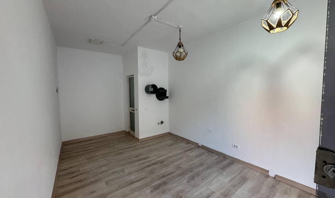 OKAZION! Shitet dyqan prane Gjimnazi Petro Nini, rruga Margarita Tutulani!