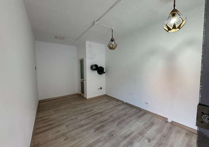 OKAZION! Shitet dyqan prane Gjimnazi Petro Nini, rruga Margarita Tutulani!