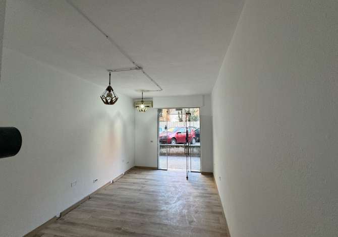 OKAZION! Shitet dyqan prane Gjimnazi Petro Nini, rruga Margarita Tutulani!