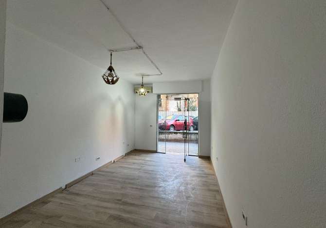 OKAZION! Shitet dyqan prane Gjimnazi Petro Nini, rruga Margarita Tutulani!