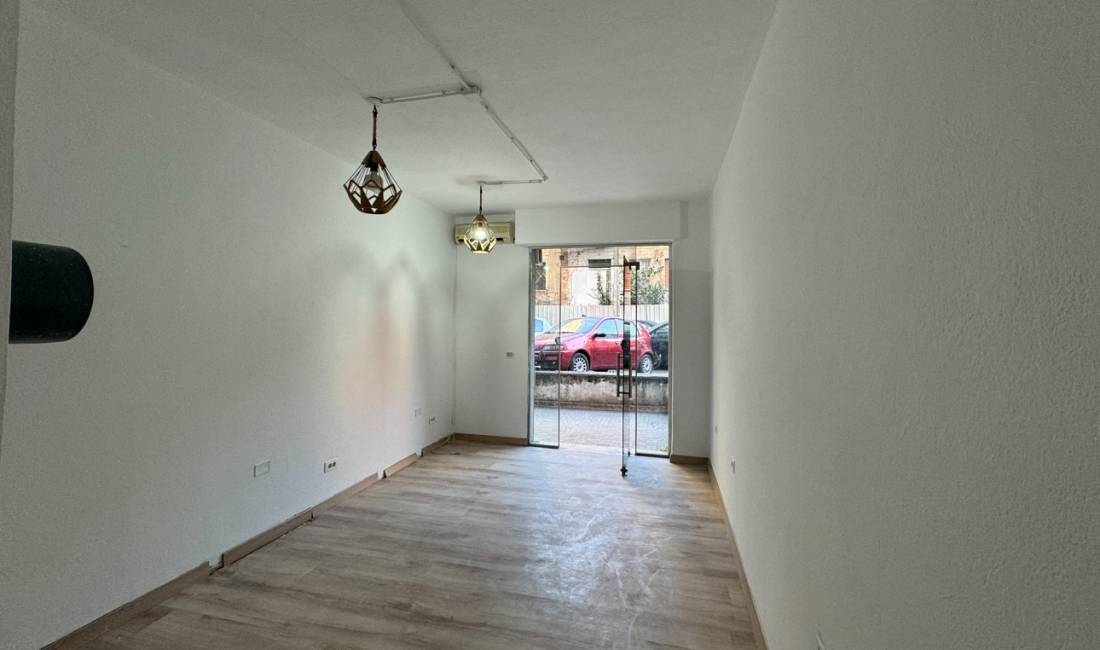 Jepet me qira ambient biznesi prane Gjimnazit Petro Nini, rr.Margarita Tutulani!