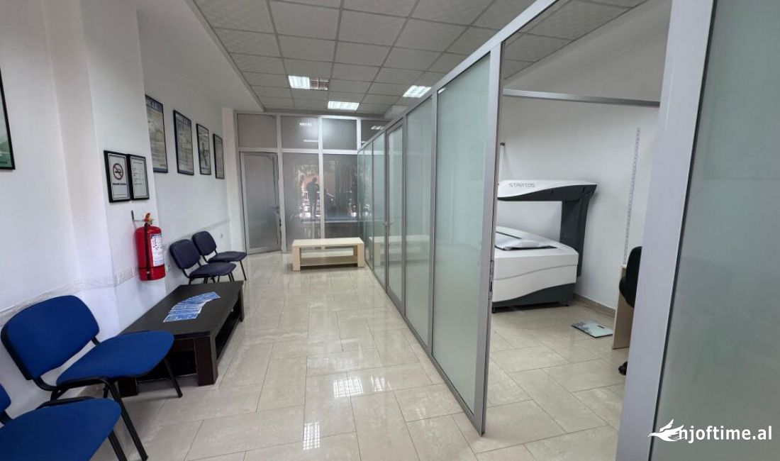 Ambient njesi per qira tek Rr.Kongresi Manastirit, prane Shkolles Cajupi!