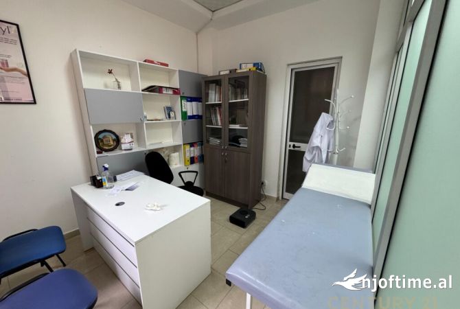 Ambient njesi per qira tek Rr.Kongresi Manastirit, prane Shkolles Cajupi!