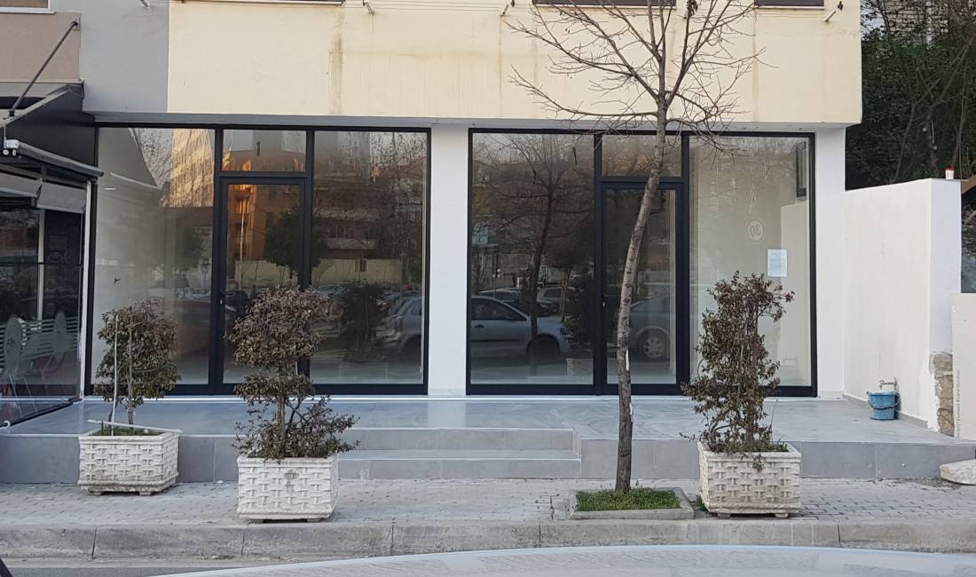 Jepet me qera dyqani 145 m2 prane Maternitetit te Ri, Brryl