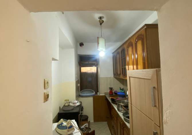 Shitet Ambient per biznese te ndryshme Tek Joena 21 Dhjetor, buze rruges kryesore