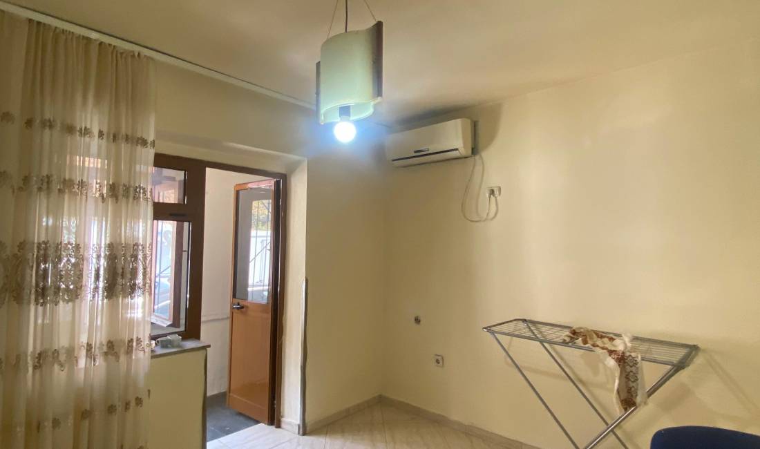 Shitet Ambient per biznese te ndryshme Tek Joena 21 Dhjetor, buze rruges kryesore